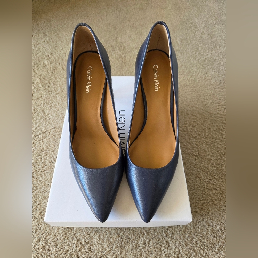 NWT Calvin Klein Women's Navy Gayle Kid Skin Pumps Size 7